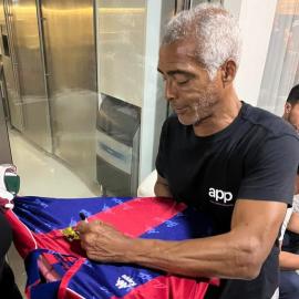 Camisa Barcelona 1992 Home autografada pelo Romário