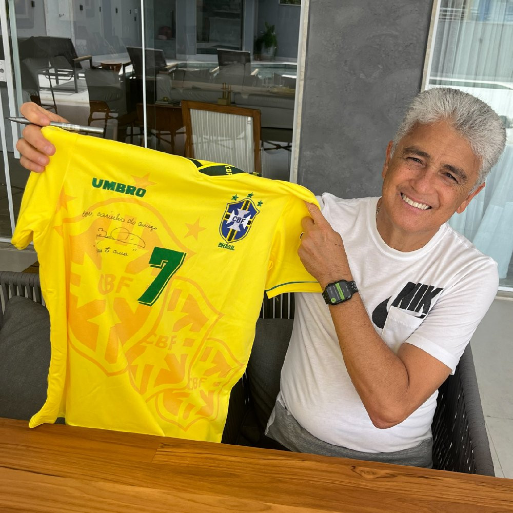 Seu item autografado com dedicatória do Bebeto