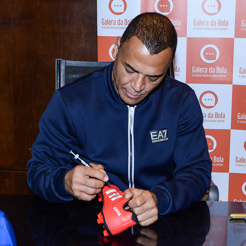 Chuteira Adidas autografada pelo Cafu