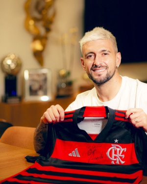 Pré-venda Manto Flamengo I Fem. autografada pelo Arrascaeta com dedicatória em seu nome + foto