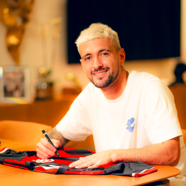 Manto Flamengo I 2024 autografado pelo Arrascaeta