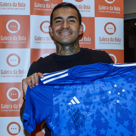 Camisa Cruzeiro I autografada pelo Dudu