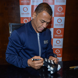 Chuteira Adidas autografada pelo Cafu