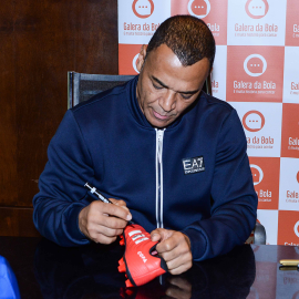 Chuteira Adidas autografada pelo Cafu