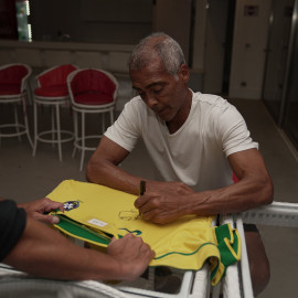 Seu item autografado com dedicatória do Romário 