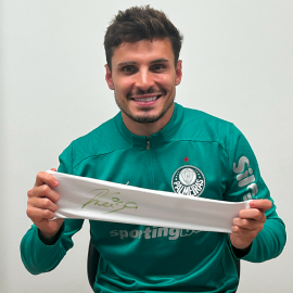 Manguito branco autografado pelo Raphael Veiga
