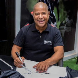 Seu item autografado com dedicatória do Marcelinho Carioca em seu nome + vídeo mensagem