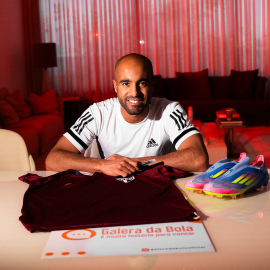 Seu item autografado com dedicatória do Lucas + foto + vídeo mensagem (opcional)